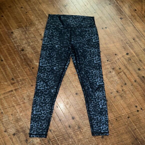 Zyia Stone Leopard blue cheetah scrunch butt 6-8 athletic leggings - Picture 2 of 4
